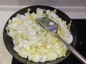 锅内放油烧热加入葱姜爆香，加入切好的白菜