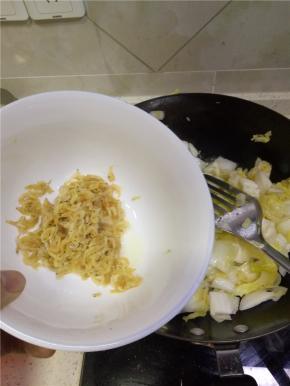 放入适量的盐、酱油、醋进行调味白菜稍微炒软加入虾皮
