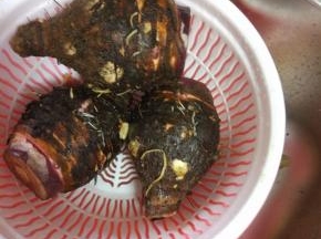 香芋洗净外面的泥土