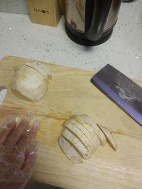 一定要戴上手套,把香芋切厚片