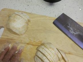 一定要戴上手套,把香芋切厚片