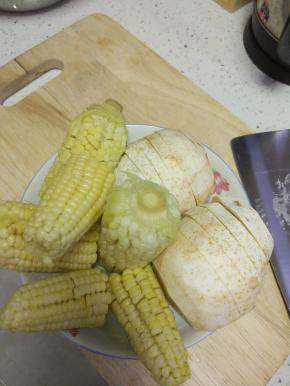 玉米清洗干净和香芋一起放进盘子