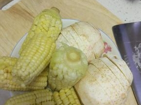 玉米清洗干净和香芋一起放进盘子