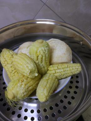 冷水上锅,大火煮十五分钟,用筷子插一下,香芋和玉米都能轻松穿透就是熟了