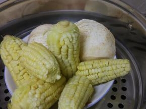 冷水上锅,大火煮十五分钟,用筷子插一下,香芋和玉米都能轻松穿透就是熟了