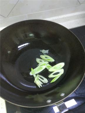 锅内放油放入葱姜蒜爆香