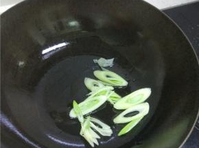 锅内放油放入葱姜蒜爆香