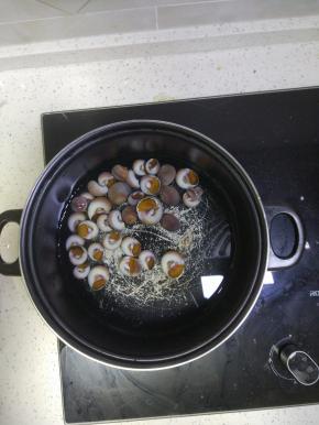 锅内凉水,加入香螺