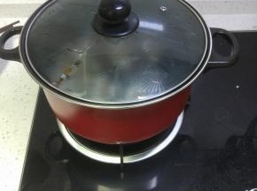 大火煮10分钟左右,千万别煮老了,老了咬不动