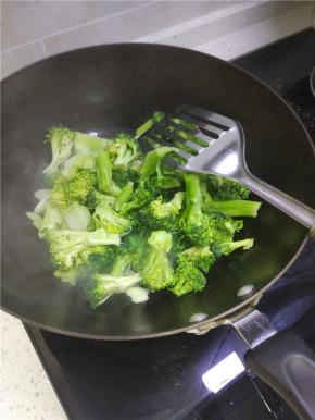 加入西蓝花进行翻炒