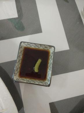 适量的醋,加入芥末,进行调味