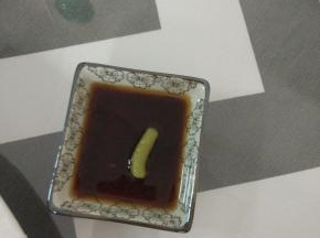 适量的醋,加入芥末,进行调味