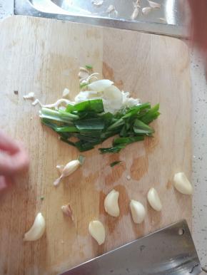 葱姜蒜切好备用