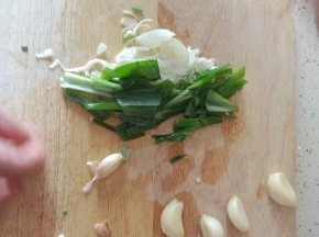 葱姜蒜切好备用