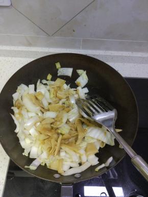 炒锅倒入少量油，烧热后加葱蒜炒香，加入白菜放入适量的盐,炒出水分