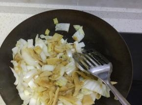 炒锅倒入少量油，烧热后加葱蒜炒香，加入白菜放入适量的盐,炒出水分