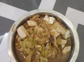 加入准备好的饼，加入酱油醋适量进行调味