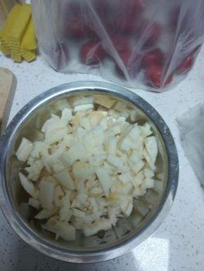 莲藕清洗干净，切块