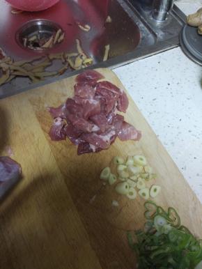 肉切块，葱姜蒜，切好备用