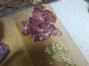 肉切块，葱姜蒜，切好备用