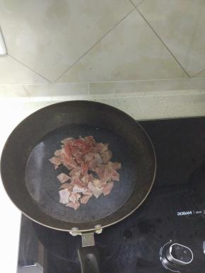 锅内加冷水放猪肉，煮开后再煮两分钟，去除血水