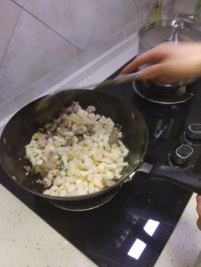锅内放油烧热，加入葱姜蒜爆香，加入猪肉进翻炒，待猪肉变色时候加入藕丁