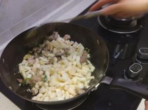 锅内放油烧热，加入葱姜蒜爆香，加入猪肉进翻炒，待猪肉变色时候加入藕丁