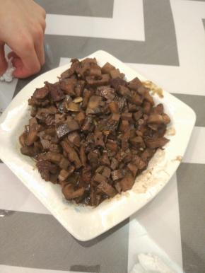 放入适量的酱油，盐加入半杯热水，待锅内水收干之后，关火，出锅