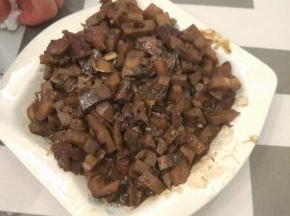 放入适量的酱油，盐加入半杯热水，待锅内水收干之后，关火，出锅