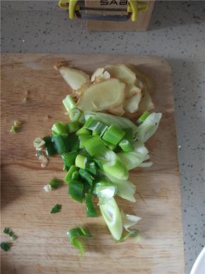 葱姜蒜切碎备用
