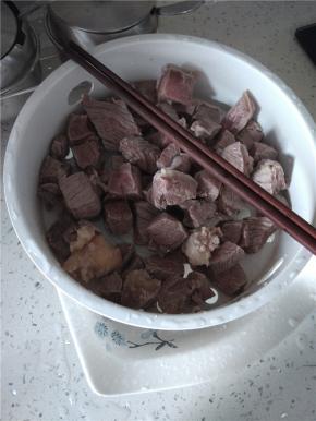 牛肉切小块，焯热水去除血水，用温水洗净，备用
