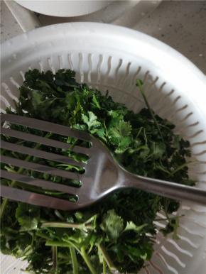 香菜清洗干净，控干水分备用