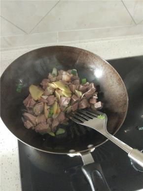 锅内放油放入葱姜蒜爆香，加入牛肉进行翻炒