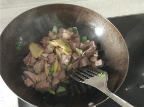 锅内放油放入葱姜蒜爆香，加入牛肉进行翻炒