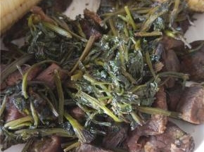 放入适量的盐、酱油、醋进行调味，加入热水牛肉炖烂之后加入香菜，拌匀之后关火出锅
