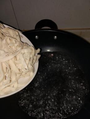 煮一锅开水，下面