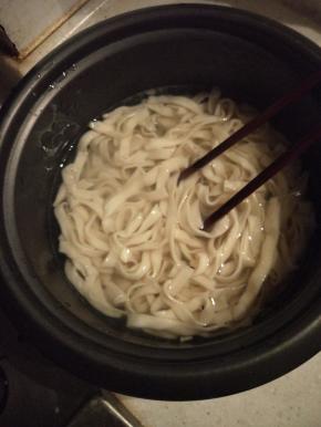 面煮至6分熟，就可以捞起浸泡到冷开水中备用