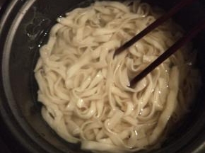 面煮至6分熟，就可以捞起浸泡到冷开水中备用