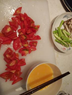 番茄切丁，鸡蛋加入少许料酒、盐打成蛋液、芦笋切成半指长的条状，蟹味菇去蒂