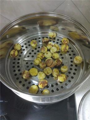栗子去除外面的硬壳，放入锅内蒸十五分钟