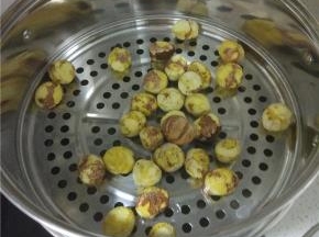 栗子去除外面的硬壳，放入锅内蒸十五分钟