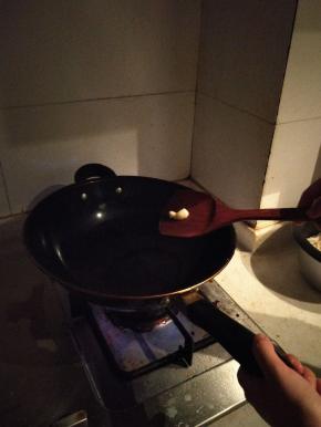锅里热油，加入一瓣蒜
