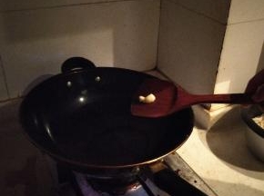 锅里热油，加入一瓣蒜