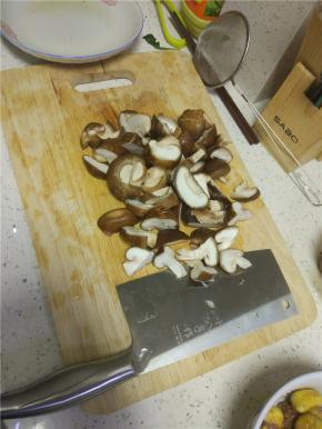 香菇清洗干净，切片