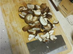 香菇清洗干净，切片