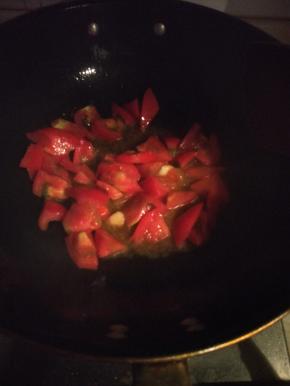 先炒番茄，至番茄软糯出汁（之前番茄切得小一些会比较容易出汁）