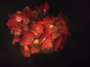 先炒番茄，至番茄软糯出汁（之前番茄切得小一些会比较容易出汁）