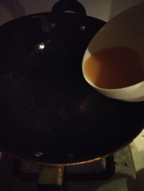 盛起番茄，用剩下的油滑蛋