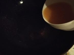 盛起番茄，用剩下的油滑蛋