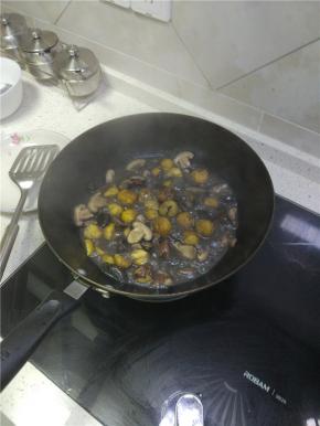 锅内放油放入葱姜蒜爆香，加入香菇进行翻炒